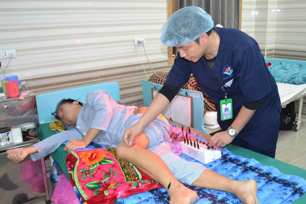 Cứu nam thanh niên khỏi liệt chân nhờ vật lý trị liệu - Ảnh 1.
