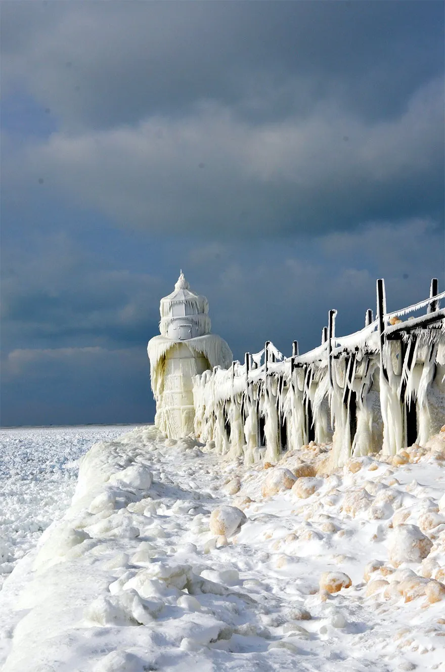 Tuyệt đẹp cảnh băng hồ Michigan vỡ thành hàng triệu mảnh nhỏ - Ảnh 2.