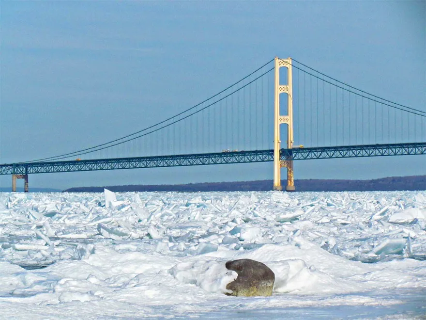 Tuyệt đẹp cảnh băng hồ Michigan vỡ thành hàng triệu mảnh nhỏ - Ảnh 1.