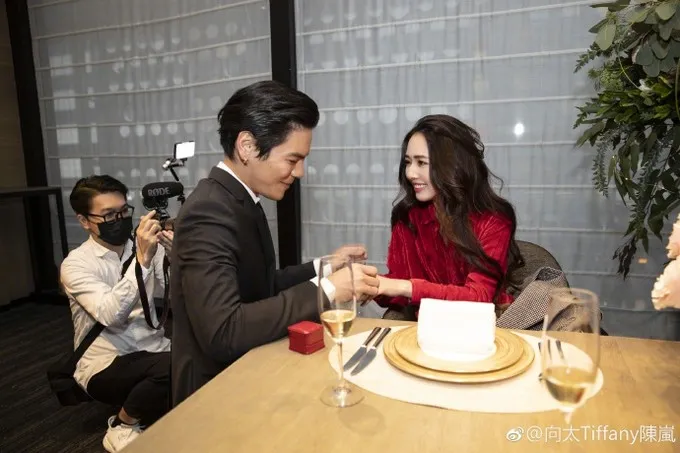 B&ocirc;ng hồng lai Qu&aacute;ch B&iacute;ch Đ&igrave;nh đ&iacute;nh h&ocirc;n? - Ảnh 4.