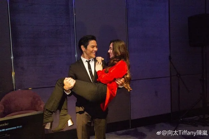 B&ocirc;ng hồng lai Qu&aacute;ch B&iacute;ch Đ&igrave;nh đ&iacute;nh h&ocirc;n? - Ảnh 2.