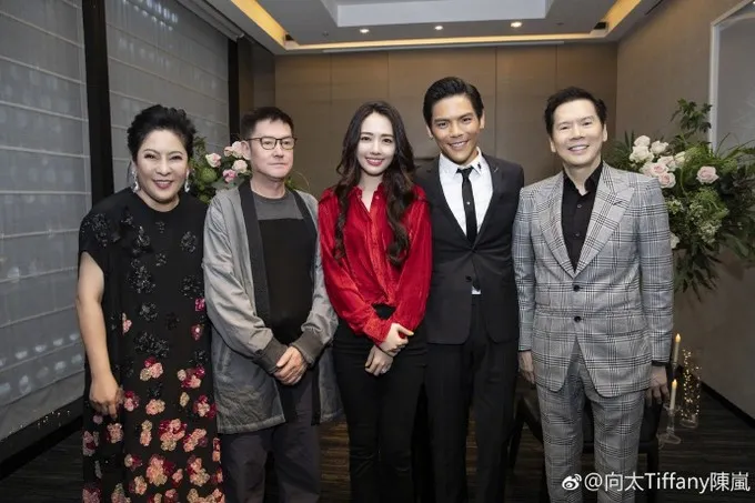 B&ocirc;ng hồng lai Qu&aacute;ch B&iacute;ch Đ&igrave;nh đ&iacute;nh h&ocirc;n? - Ảnh 1.