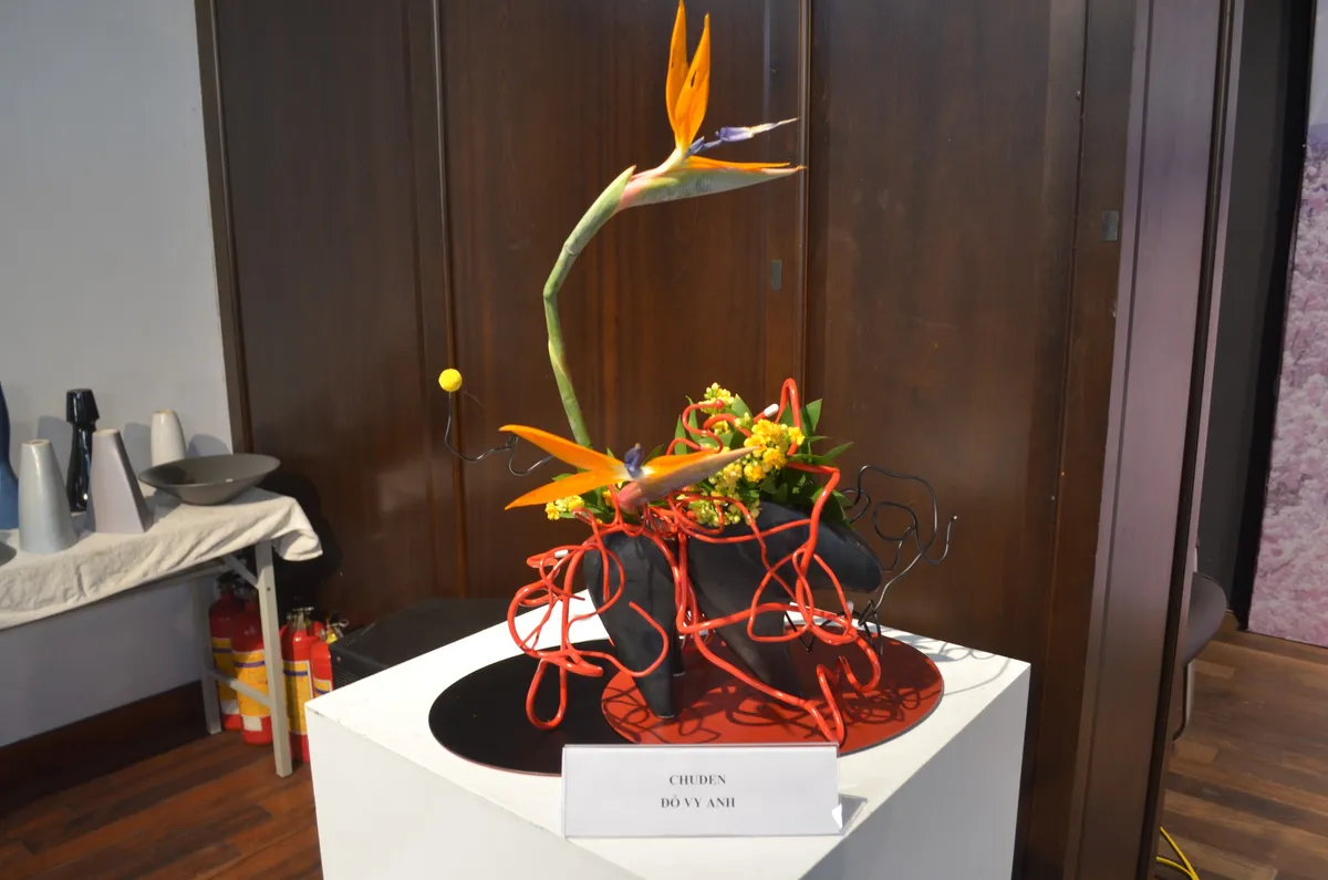 Thưởng thức nghệ thuật cắm hoa Ikebana Nhật Bản tại Hà Nội - Ảnh 2.