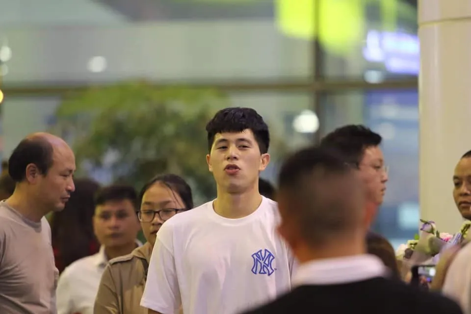 Đình Trọng trở về Việt Nam sau thời gian điều trị chấn thương - Ảnh 1. Đình Trọng trở về Việt Nam sau thời gian điều trị chấn thương - Ảnh 1.