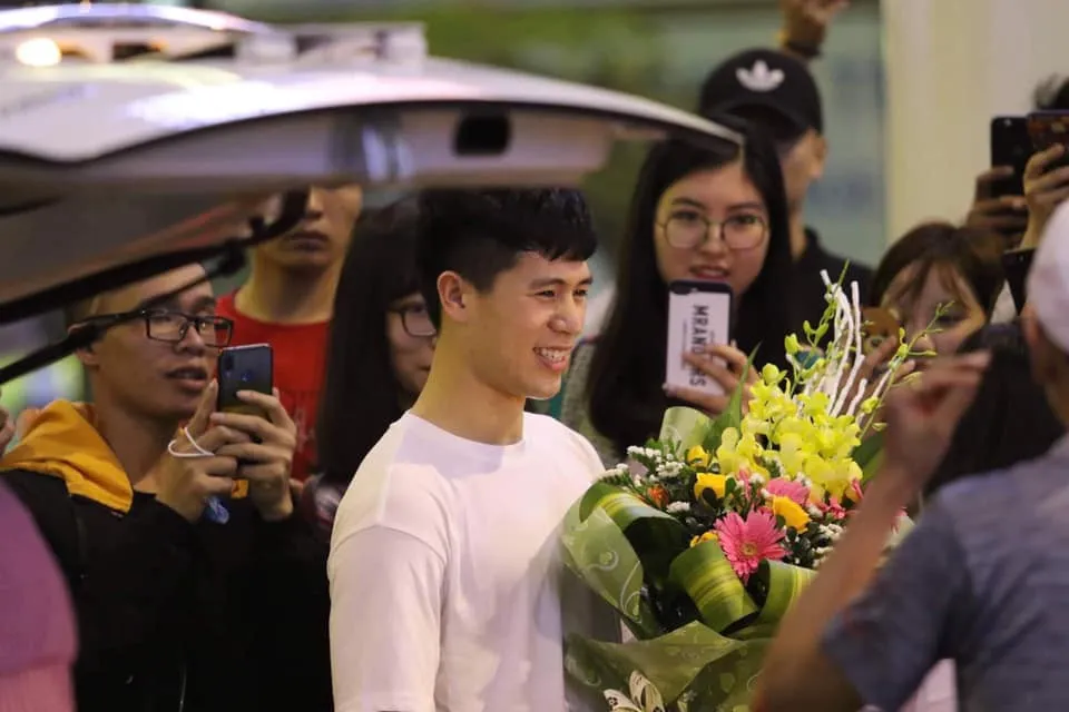 Đình Trọng trở về Việt Nam sau thời gian điều trị chấn thương - Ảnh 2. Đình Trọng trở về Việt Nam sau thời gian điều trị chấn thương - Ảnh 2.