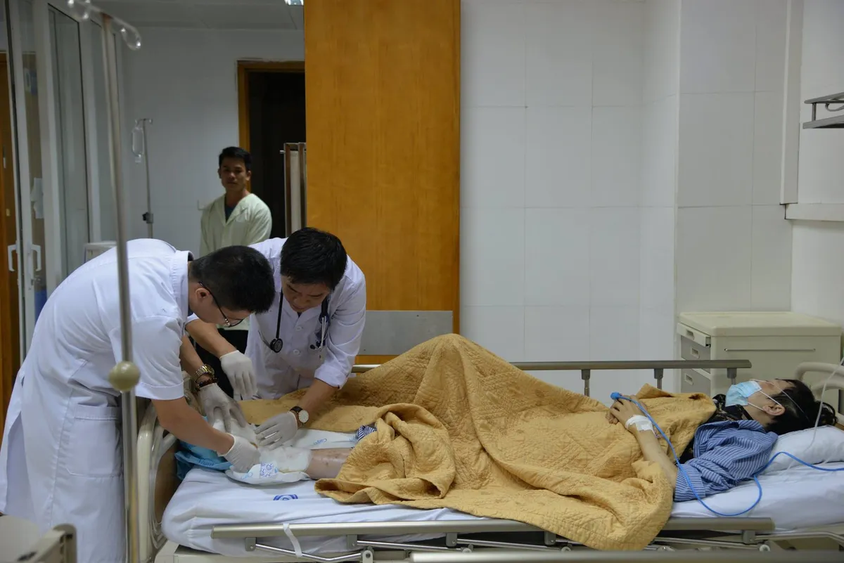 Chủ quan đắp lá lên vết xây xát, nam thanh niên phải cắt gần hết cẳng chân trái - Ảnh 2. Chủ quan đắp lá lên vết xây xát, nam thanh niên phải cắt gần hết cẳng chân trái - Ảnh 2.