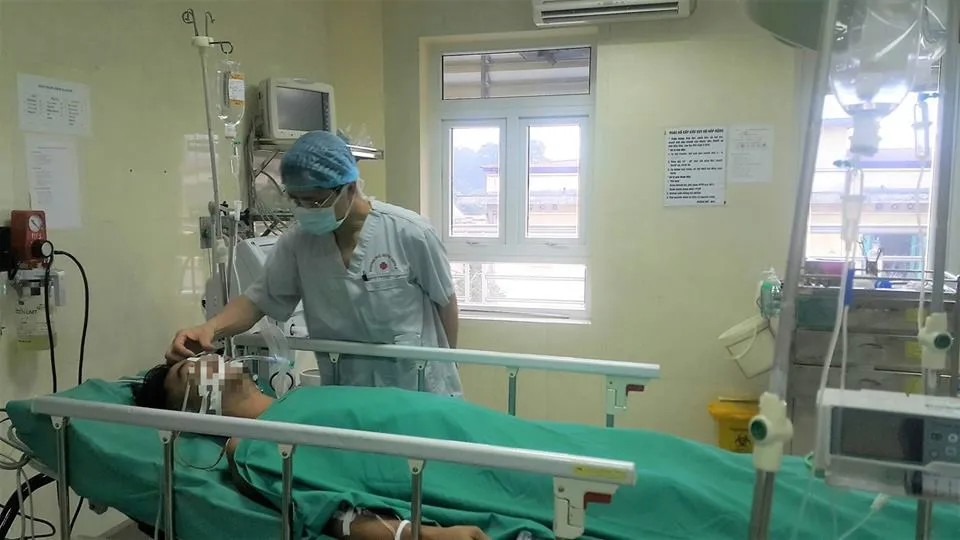 Trắng đêm cứu người đàn ông bị thanh sắt dài đâm xuyên ngực - Ảnh 3. Trắng đêm cứu người đàn ông bị thanh sắt dài đâm xuyên ngực - Ảnh 3.