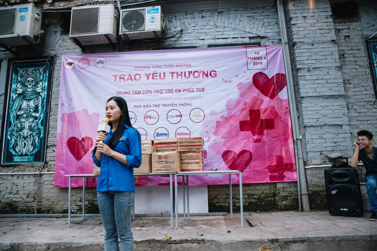 Sinh viên HV Báo chí và Tuyên truyền trao yêu thương đến các em nhỏ tàn tật tại Trung tâm Phúc Tuệ - Ảnh 2.