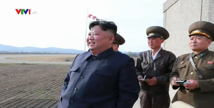 Nhà lãnh đạo Triều Tiên Kim Jong-un thị sát cuộc diễn tập bay - Ảnh 2.