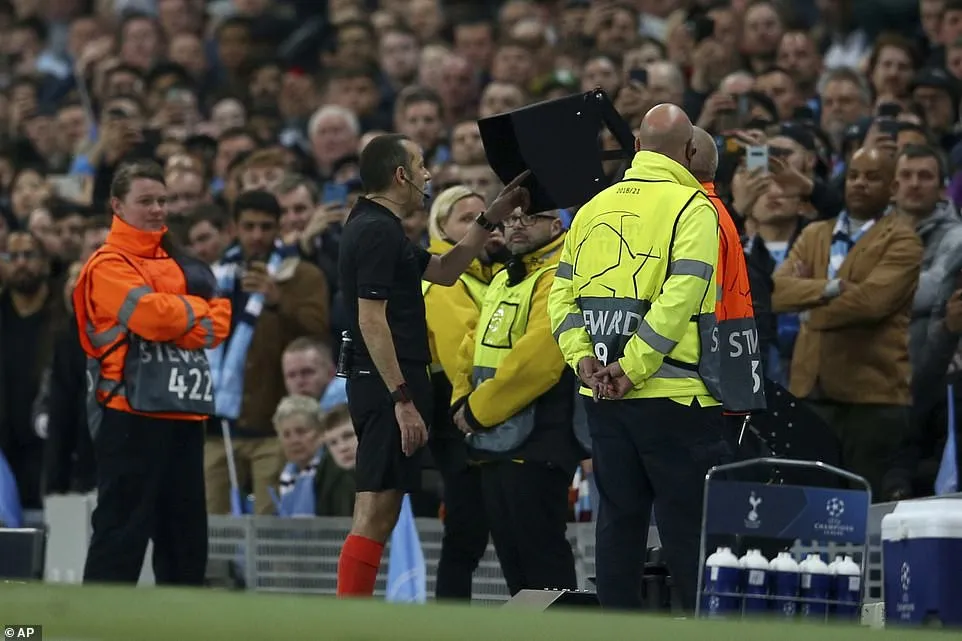 Pep Guardiola: VAR thật là tàn nhẫn - Ảnh 2.