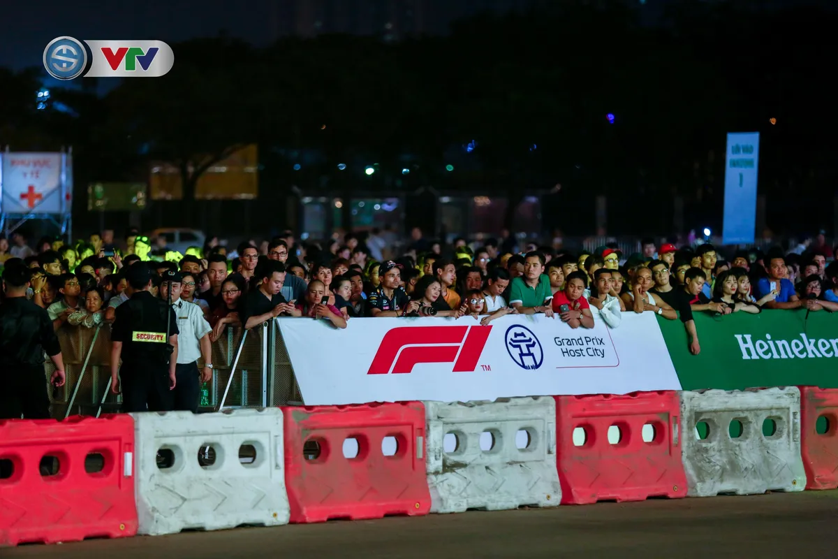 ẢNH: Màn biểu diễn đua xe F1 mãn nhãn của David Coulthard trên đường phố Hà Nội - Ảnh 1. ẢNH: Màn biểu diễn đua xe F1 mãn nhãn của David Coulthard trên đường phố Hà Nội - Ảnh 1.