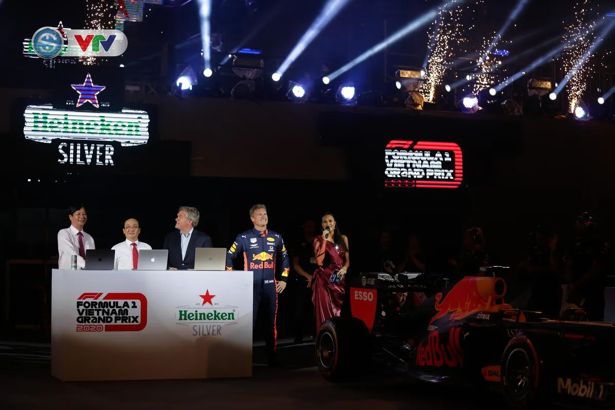 ẢNH: Màn biểu diễn đua xe F1 mãn nhãn của David Coulthard trên đường phố Hà Nội - Ảnh 2. ẢNH: Màn biểu diễn đua xe F1 mãn nhãn của David Coulthard trên đường phố Hà Nội - Ảnh 2.