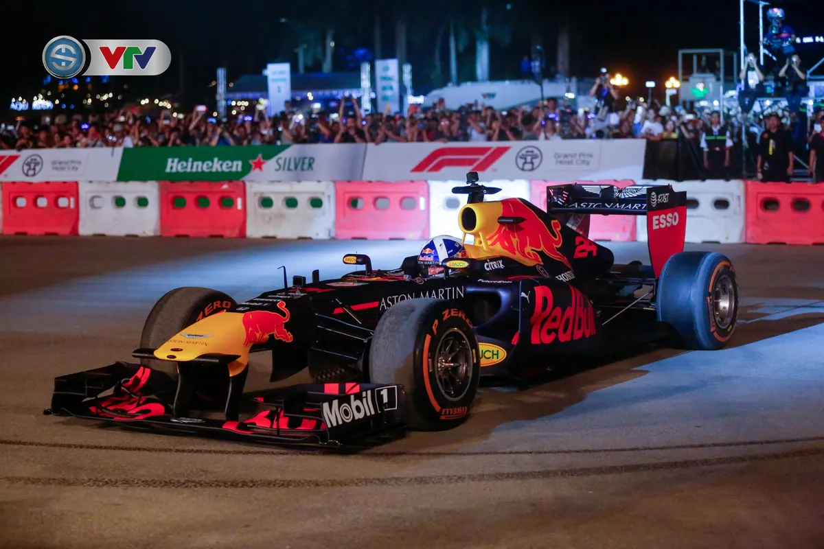 ẢNH: Màn biểu diễn đua xe F1 mãn nhãn của David Coulthard trên đường phố Hà Nội - Ảnh 3. ẢNH: Màn biểu diễn đua xe F1 mãn nhãn của David Coulthard trên đường phố Hà Nội - Ảnh 3.