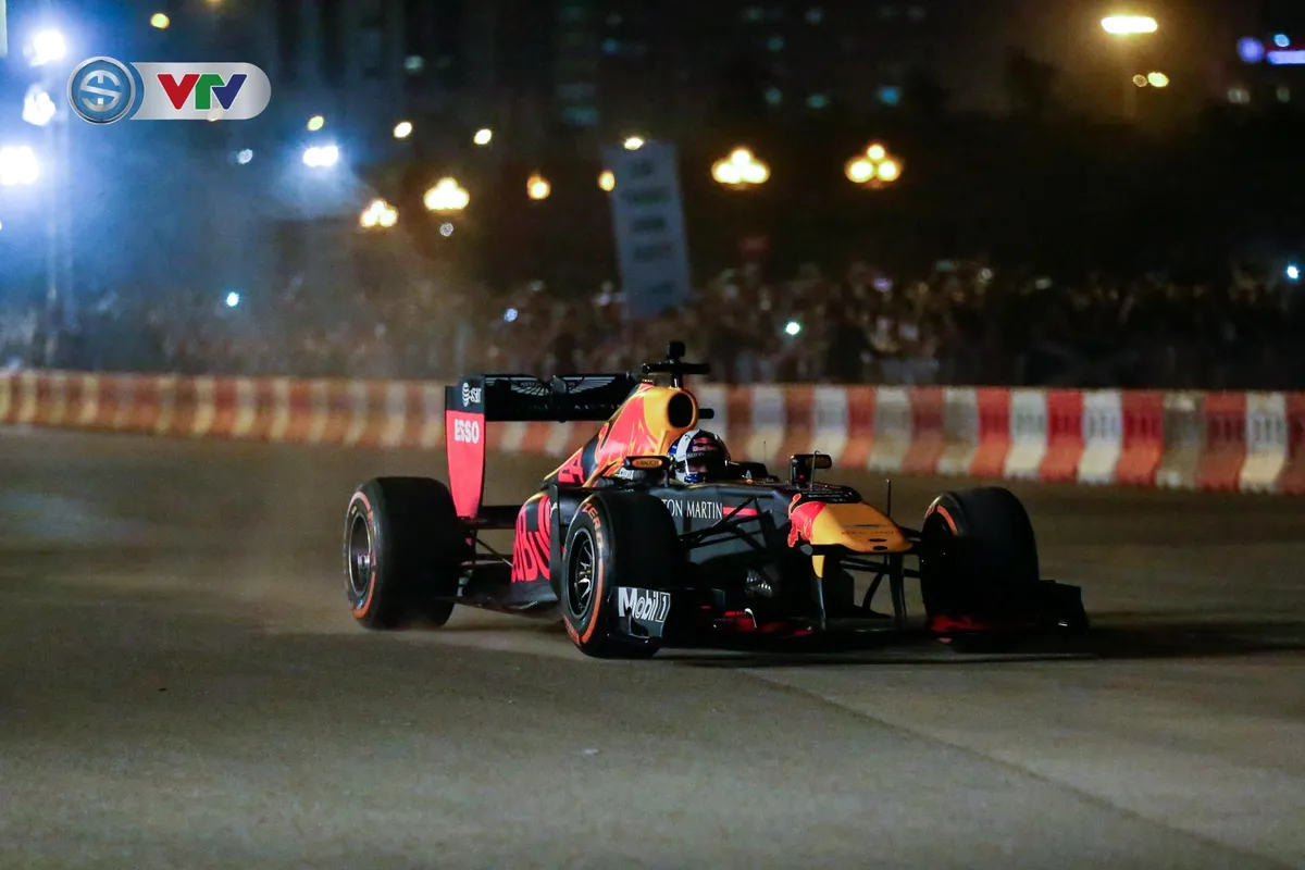 ẢNH: Màn biểu diễn đua xe F1 mãn nhãn của David Coulthard trên đường phố Hà Nội - Ảnh 5. ẢNH: Màn biểu diễn đua xe F1 mãn nhãn của David Coulthard trên đường phố Hà Nội - Ảnh 5.