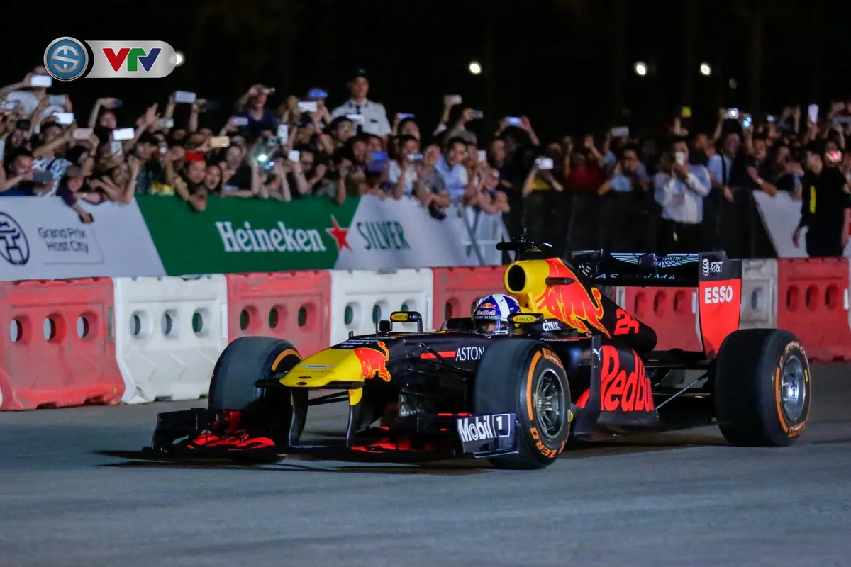 ẢNH: Màn biểu diễn đua xe F1 mãn nhãn của David Coulthard trên đường phố Hà Nội - Ảnh 4. ẢNH: Màn biểu diễn đua xe F1 mãn nhãn của David Coulthard trên đường phố Hà Nội - Ảnh 4.