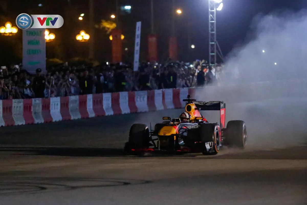 ẢNH: Màn biểu diễn đua xe F1 mãn nhãn của David Coulthard trên đường phố Hà Nội - Ảnh 6. ẢNH: Màn biểu diễn đua xe F1 mãn nhãn của David Coulthard trên đường phố Hà Nội - Ảnh 6.