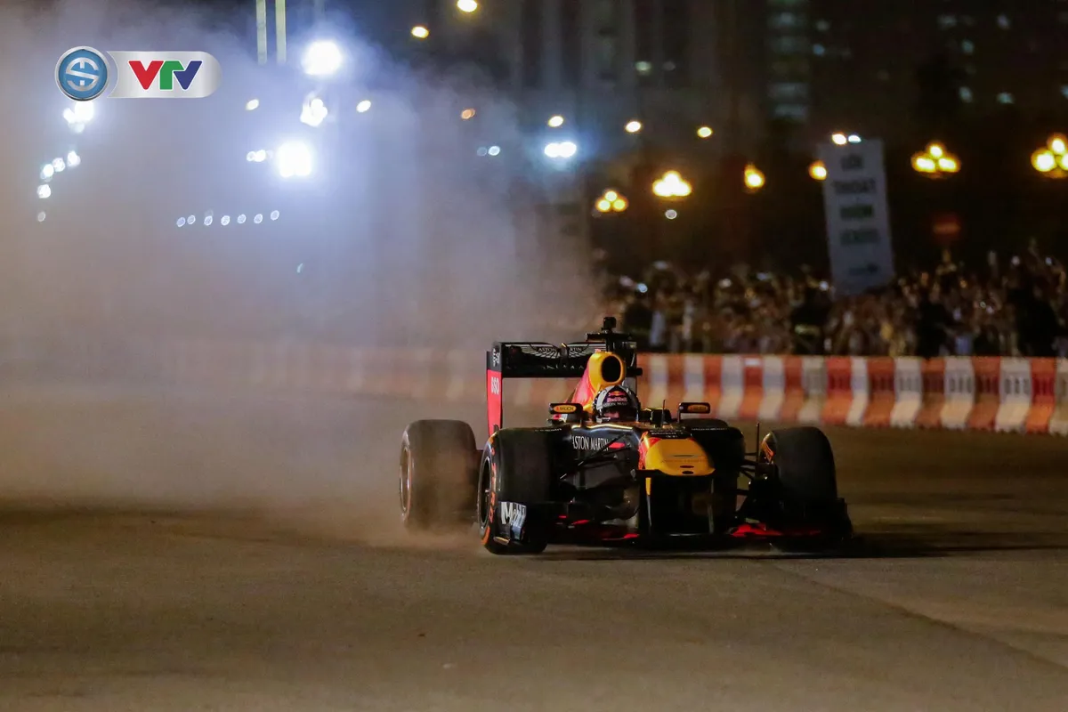 ẢNH: Màn biểu diễn đua xe F1 mãn nhãn của David Coulthard trên đường phố Hà Nội - Ảnh 7. ẢNH: Màn biểu diễn đua xe F1 mãn nhãn của David Coulthard trên đường phố Hà Nội - Ảnh 7.