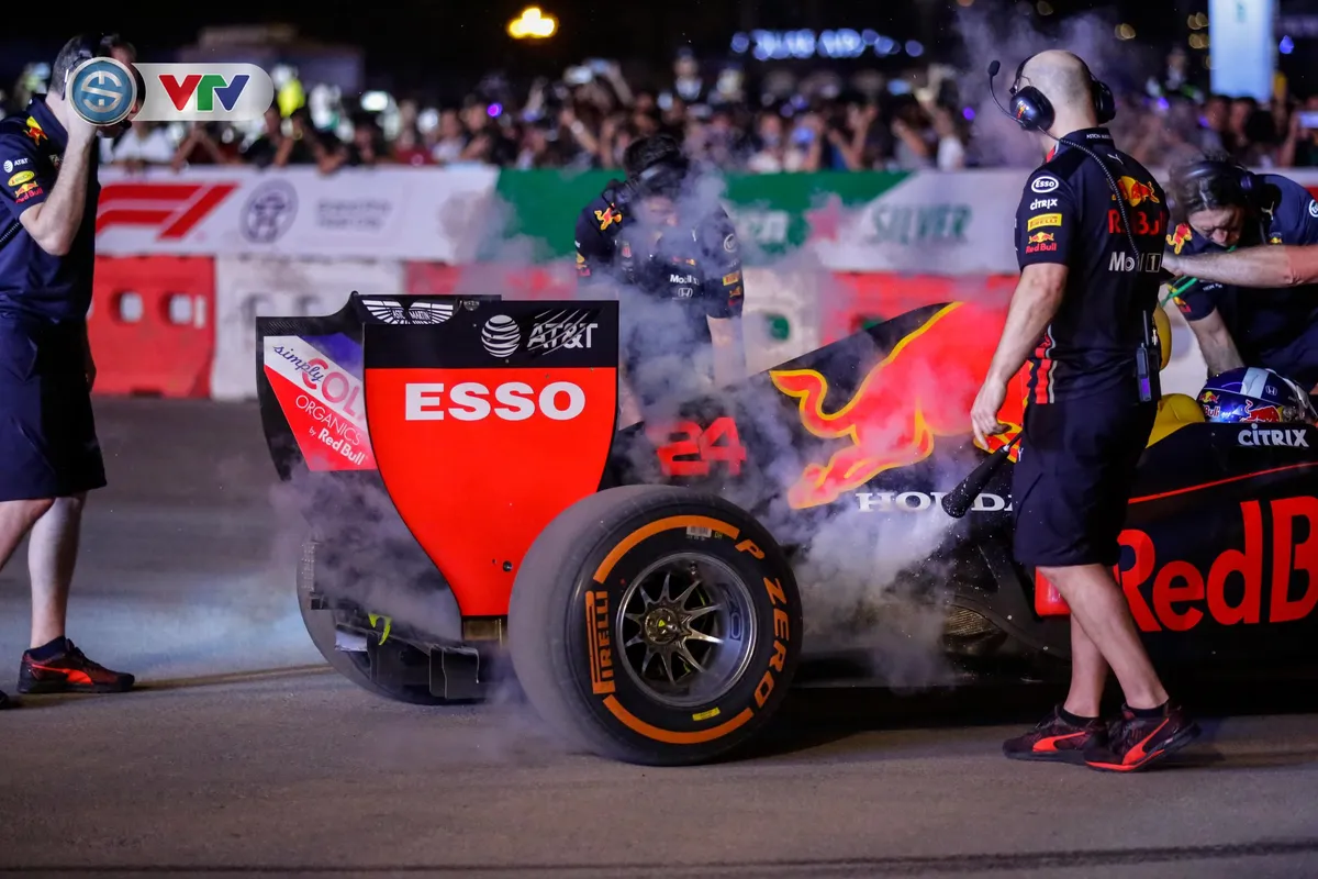 ẢNH: Màn biểu diễn đua xe F1 mãn nhãn của David Coulthard trên đường phố Hà Nội - Ảnh 8. ẢNH: Màn biểu diễn đua xe F1 mãn nhãn của David Coulthard trên đường phố Hà Nội - Ảnh 8.