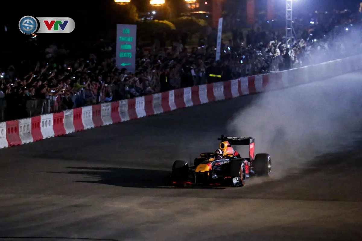 ẢNH: Màn biểu diễn đua xe F1 mãn nhãn của David Coulthard trên đường phố Hà Nội - Ảnh 9. ẢNH: Màn biểu diễn đua xe F1 mãn nhãn của David Coulthard trên đường phố Hà Nội - Ảnh 9.