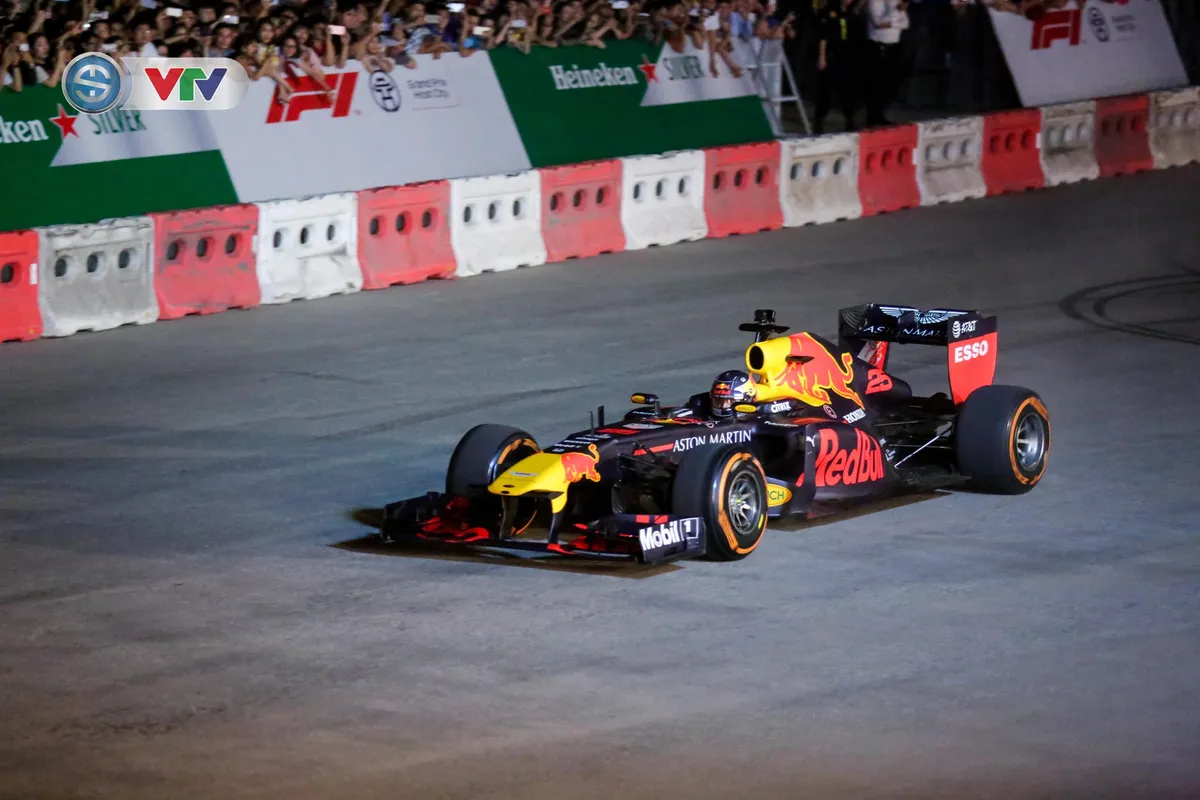 ẢNH: Màn biểu diễn đua xe F1 mãn nhãn của David Coulthard trên đường phố Hà Nội - Ảnh 10. ẢNH: Màn biểu diễn đua xe F1 mãn nhãn của David Coulthard trên đường phố Hà Nội - Ảnh 10.