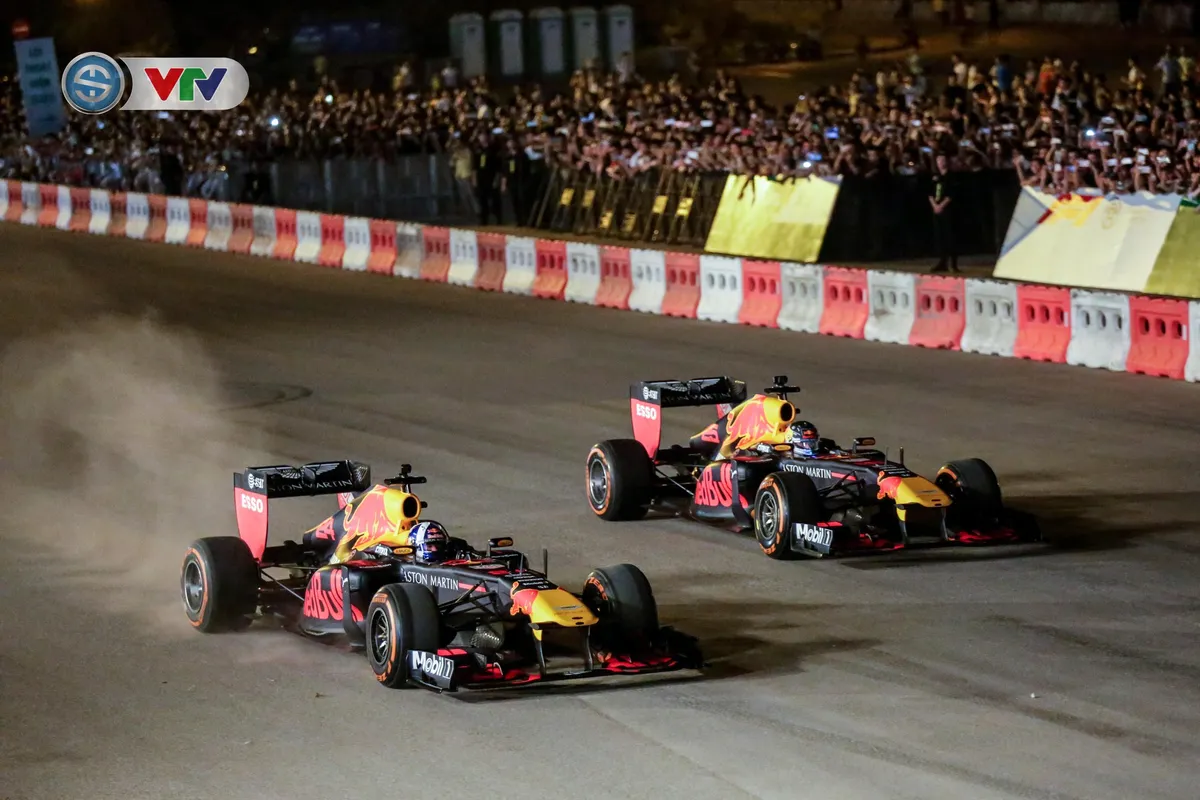 ẢNH: Màn biểu diễn đua xe F1 mãn nhãn của David Coulthard trên đường phố Hà Nội - Ảnh 11. ẢNH: Màn biểu diễn đua xe F1 mãn nhãn của David Coulthard trên đường phố Hà Nội - Ảnh 11.