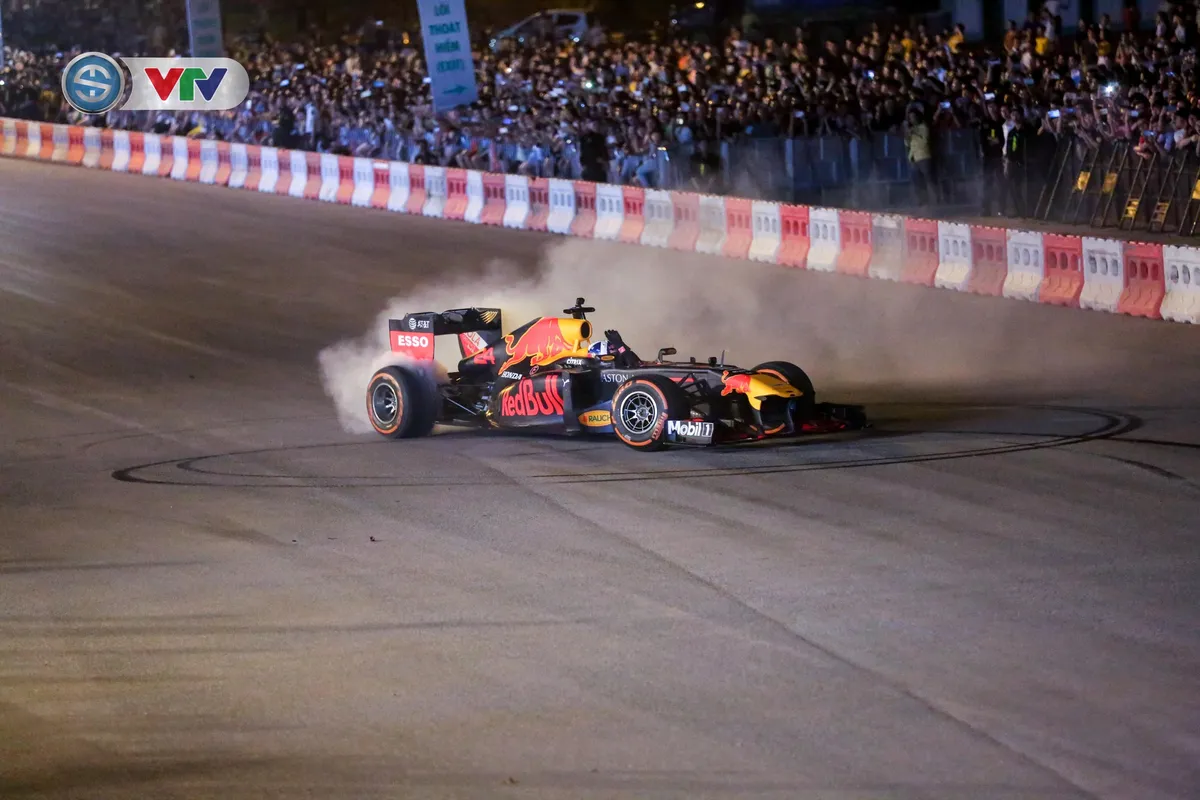 ẢNH: Màn biểu diễn đua xe F1 mãn nhãn của David Coulthard trên đường phố Hà Nội - Ảnh 12. ẢNH: Màn biểu diễn đua xe F1 mãn nhãn của David Coulthard trên đường phố Hà Nội - Ảnh 12.
