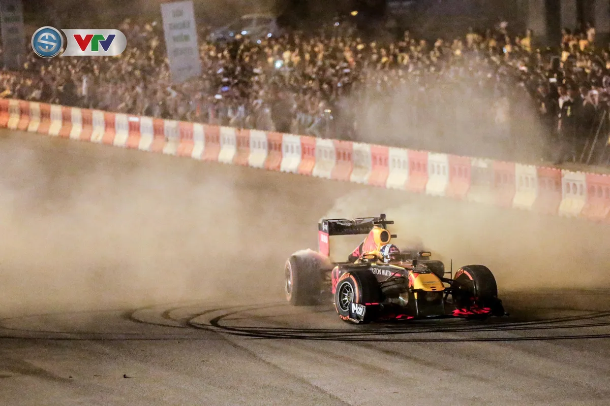 ẢNH: Màn biểu diễn đua xe F1 mãn nhãn của David Coulthard trên đường phố Hà Nội - Ảnh 13. ẢNH: Màn biểu diễn đua xe F1 mãn nhãn của David Coulthard trên đường phố Hà Nội - Ảnh 13.