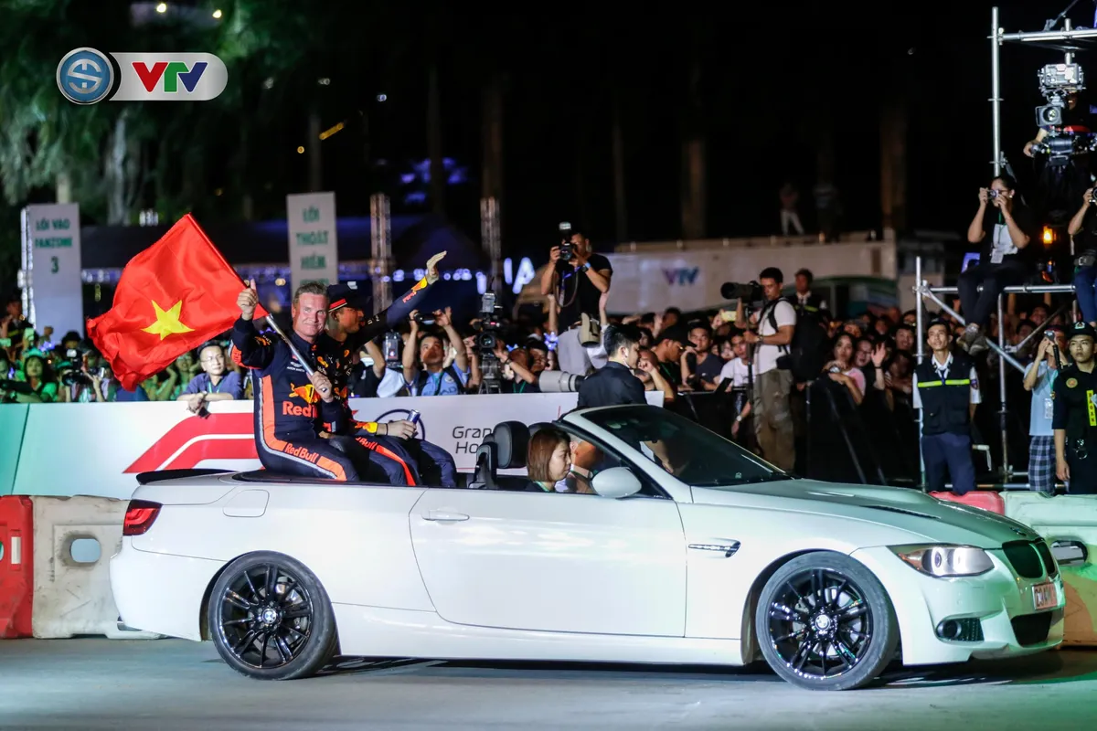 ẢNH: Màn biểu diễn đua xe F1 mãn nhãn của David Coulthard trên đường phố Hà Nội - Ảnh 14. ẢNH: Màn biểu diễn đua xe F1 mãn nhãn của David Coulthard trên đường phố Hà Nội - Ảnh 14.