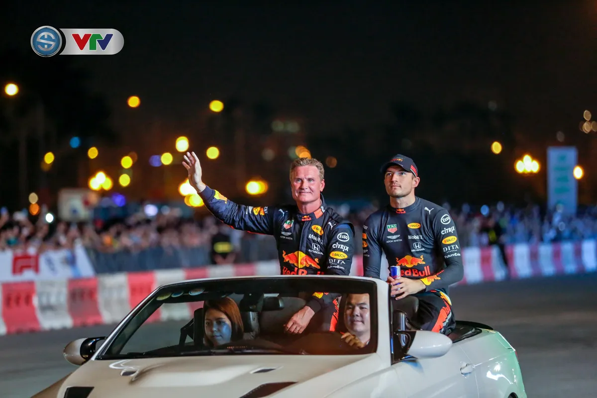 ẢNH: Màn biểu diễn đua xe F1 mãn nhãn của David Coulthard trên đường phố Hà Nội - Ảnh 15. ẢNH: Màn biểu diễn đua xe F1 mãn nhãn của David Coulthard trên đường phố Hà Nội - Ảnh 15.