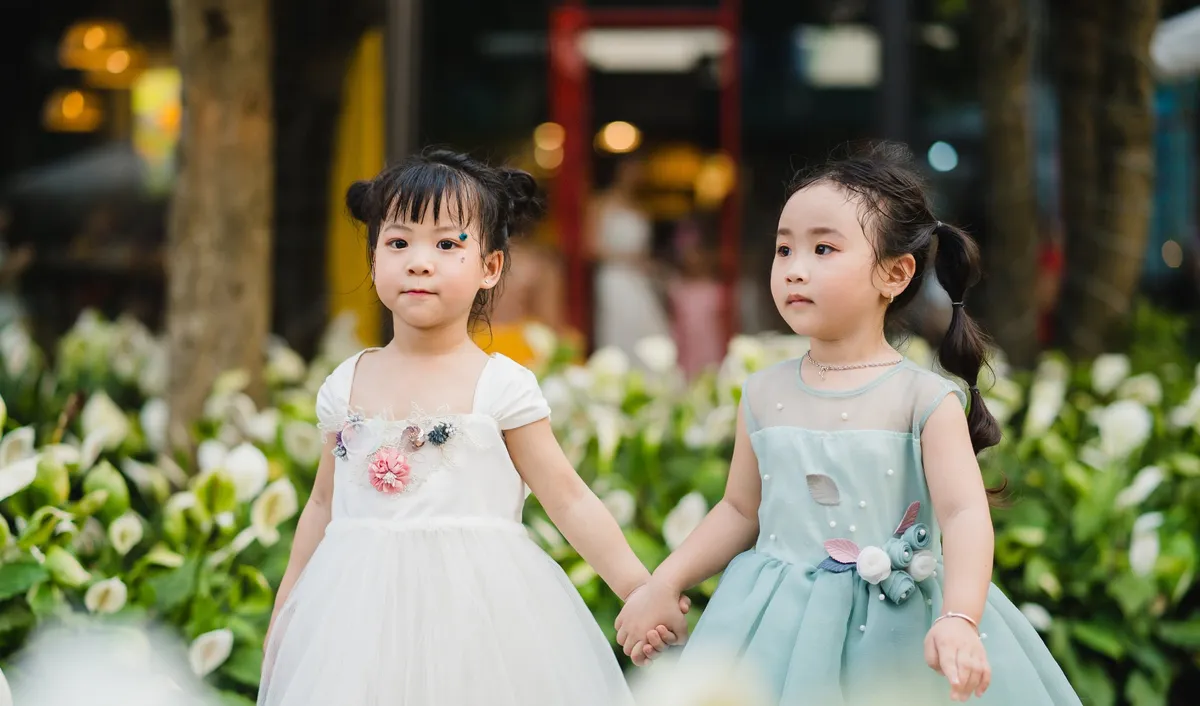 Hồng Quế và Đinh Hương dịu dàng tỏa sáng bên dàn mẫu siêu đáng yêu - Ảnh 4.