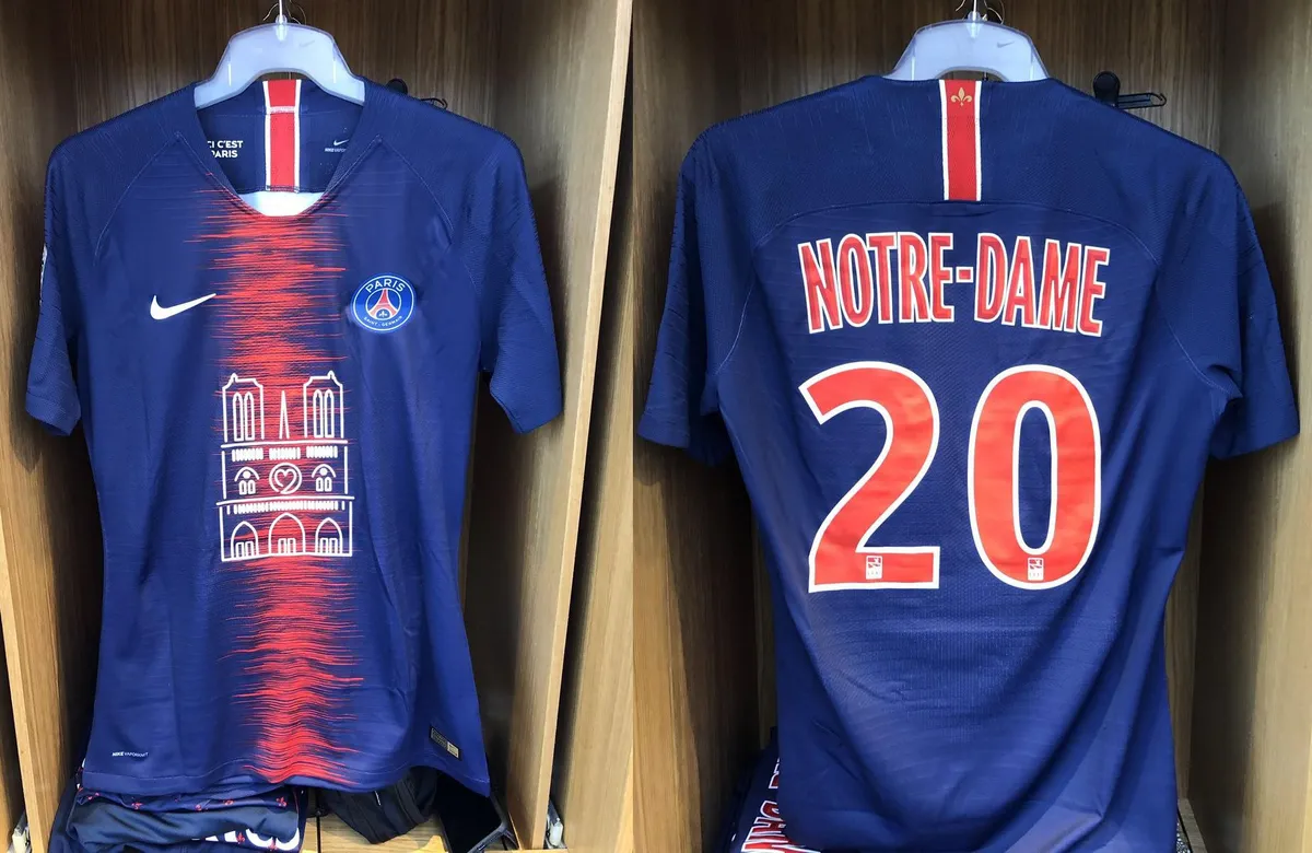 PSG tôn vinh Nhà thờ Đức Bà Paris trên áo trong ngày chính thức vô địch - Ảnh 1. PSG tôn vinh Nhà thờ Đức Bà Paris trên áo trong ngày chính thức vô địch - Ảnh 1.