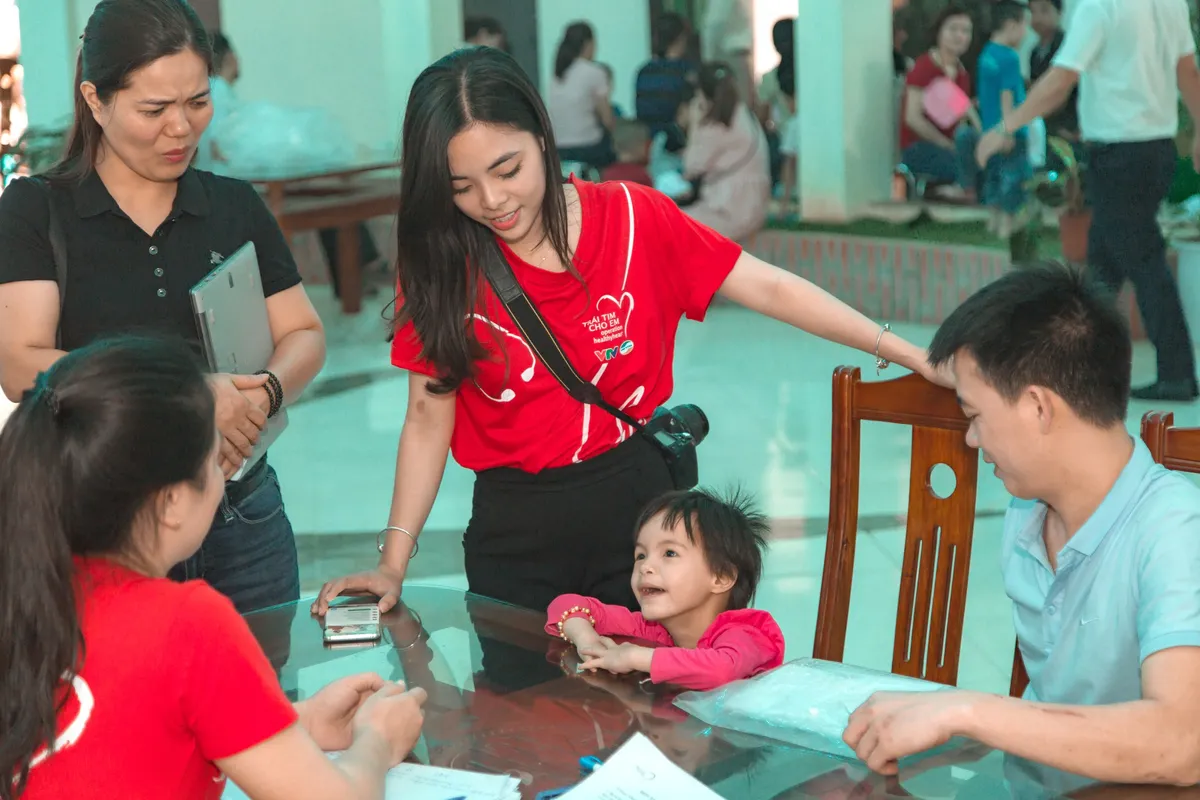 11 bệnh nhi tim bẩm sinh tại Phú Thọ được làm thủ tục hỗ trợ phẫu thuật miễn phí từ Trái tim cho em - Ảnh 9.