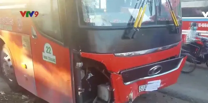 Xe khách kéo lê xe máy, 1 người tử vong - Ảnh 1.