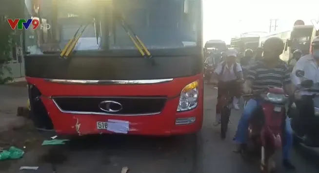 Xe khách kéo lê xe máy, 1 người tử vong - Ảnh 2.