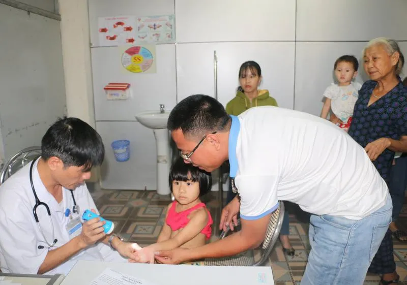 Hà Tĩnh: Nắng nóng kéo dài, nhiều khoa nhi quá tải bệnh nhân - Ảnh 2. Hà Tĩnh: Nắng nóng kéo dài, nhiều khoa nhi quá tải bệnh nhân - Ảnh 2.