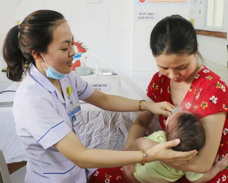 Hà Tĩnh: Nắng nóng kéo dài, nhiều khoa nhi quá tải bệnh nhân - Ảnh 1. Hà Tĩnh: Nắng nóng kéo dài, nhiều khoa nhi quá tải bệnh nhân - Ảnh 1.