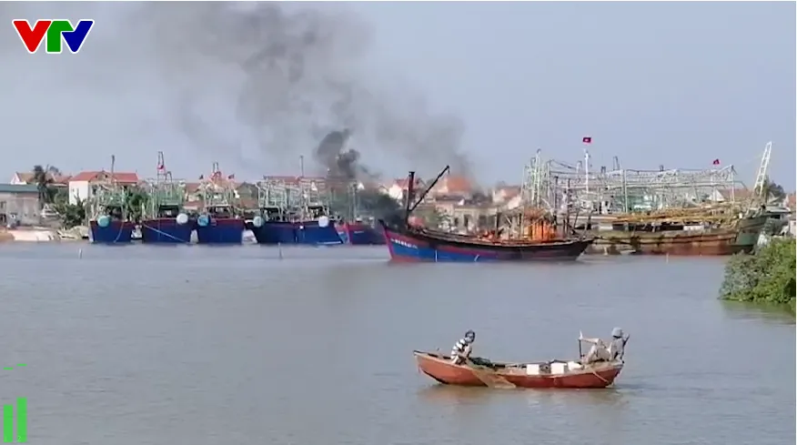 Nghệ An cháy tàu cá thiệt hại gần 2 tỷ đồng - Ảnh 1. Nghệ An cháy tàu cá thiệt hại gần 2 tỷ đồng - Ảnh 1.
