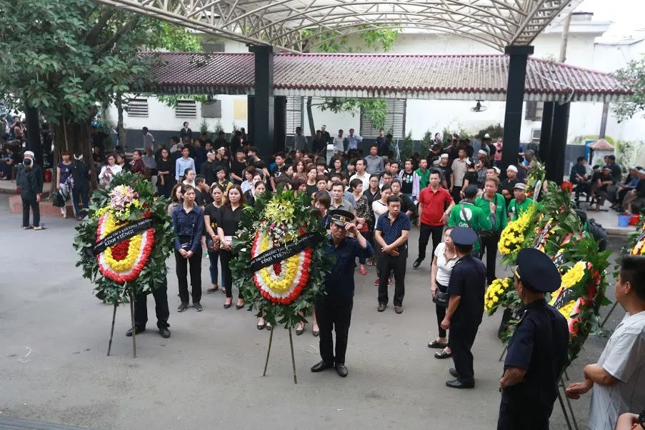 Người thân, đồng nghiệp xót thương đưa tiễn nữ công nhân môi trường bị “xe điên” đâm tử vong - Ảnh 8.