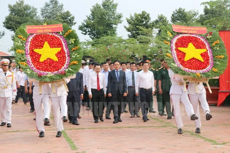 Đoàn đại biểu TP.HCM dâng hương, viếng nghĩa trang liệt sỹ - Ảnh 1.