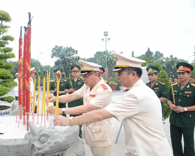 Đoàn đại biểu TP.HCM dâng hương, viếng nghĩa trang liệt sỹ - Ảnh 3.