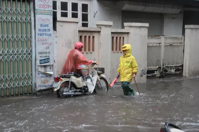 Mưa lớn, một số tuyến phố Hà Nội ngập sâu trong nước - Ảnh 3.