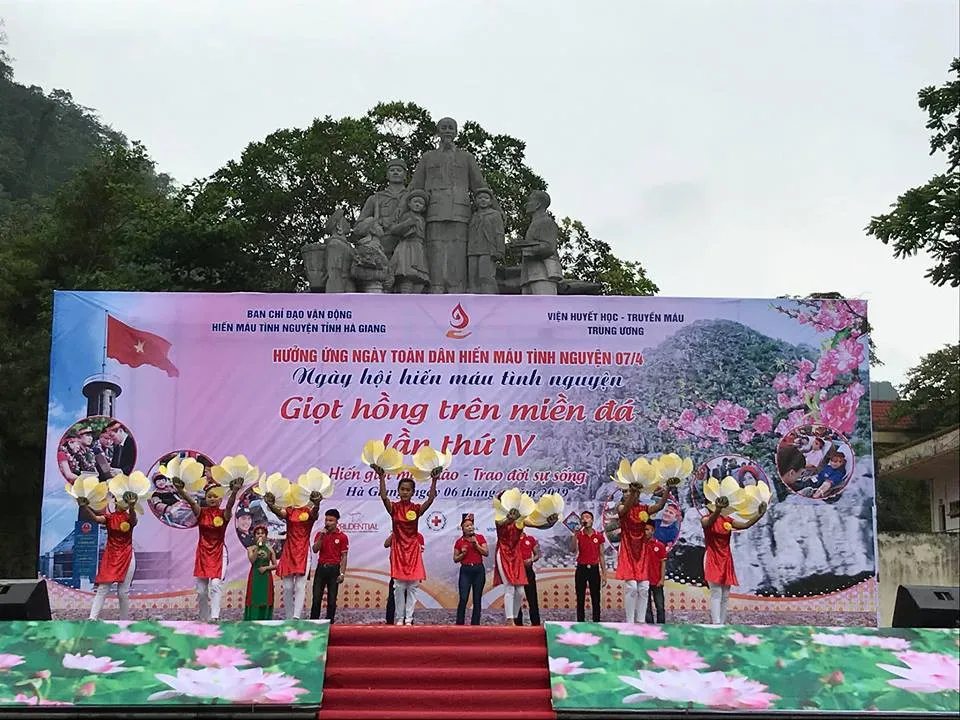 Ngày hội hiến máu: Giọt hồng trên miền đá - Ảnh 1. Ngày hội hiến máu: Giọt hồng trên miền đá - Ảnh 1.