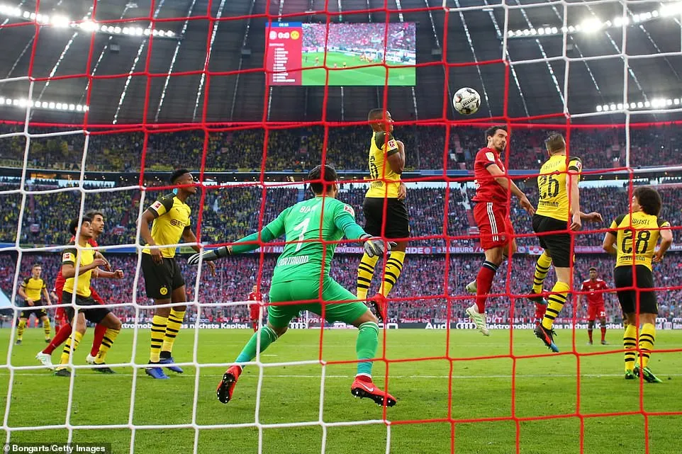 Thắng hủy diệt Borussia Dortmund, Bayern Munich giành lại ngôi đầu bảng - Ảnh 1. Thắng hủy diệt Borussia Dortmund, Bayern Munich giành lại ngôi đầu bảng - Ảnh 1.