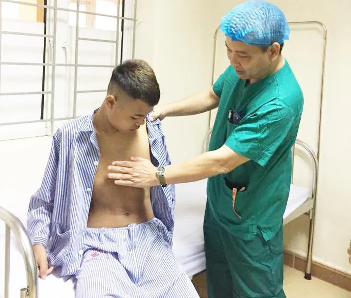 Hà Tĩnh: Lần đầu triển khai phẫu thuật nội soi điều trị bệnh lý lõm ngực bẩm sinh - Ảnh 1. Hà Tĩnh: Lần đầu triển khai phẫu thuật nội soi điều trị bệnh lý lõm ngực bẩm sinh - Ảnh 1.