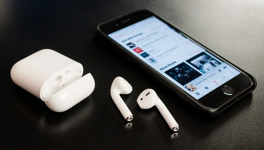 AirPods 2 chính hãng có giá bán từ 5,99 triệu đồng tại Việt Nam - Ảnh 1.