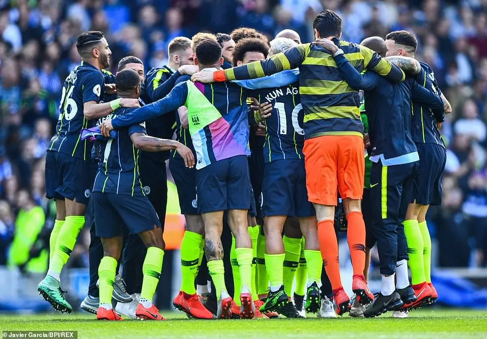 ẢNH: Khoảnh khắc ấn tượng trong ngày Man City đăng quang Ngoại hạng Anh - Ảnh 4.