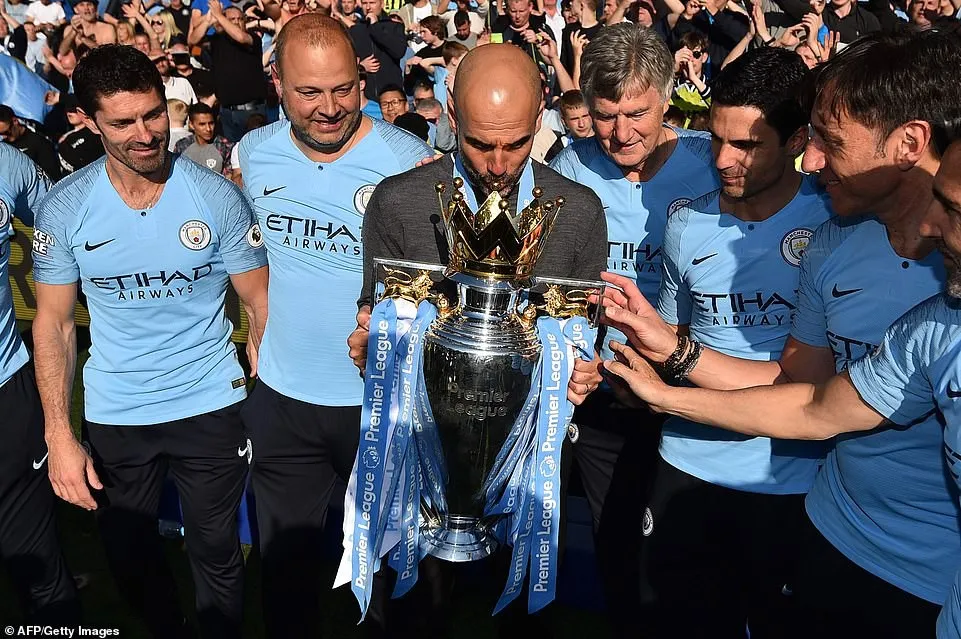 ẢNH: Khoảnh khắc ấn tượng trong ngày Man City đăng quang Ngoại hạng Anh - Ảnh 9.