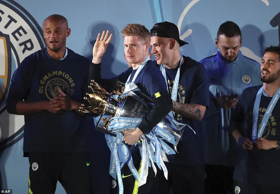 ẢNH: Khoảnh khắc ấn tượng trong ngày Man City đăng quang Ngoại hạng Anh - Ảnh 18.