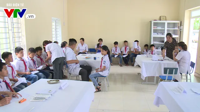 Tiêm vaccine phòng sởi cho hàng trăm học sinh tại ổ dịch ở Hải Dương - Ảnh 1. Tiêm vaccine phòng sởi cho hàng trăm học sinh tại ổ dịch ở Hải Dương - Ảnh 1.