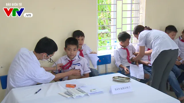 Tiêm vaccine phòng sởi cho hàng trăm học sinh tại ổ dịch ở Hải Dương - Ảnh 2. Tiêm vaccine phòng sởi cho hàng trăm học sinh tại ổ dịch ở Hải Dương - Ảnh 2.